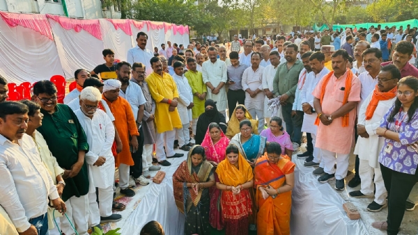 नगर निगम के नए सदन भवन का लगा शिलापट,इस अवसर पर महापौर व अन्य पार्षद