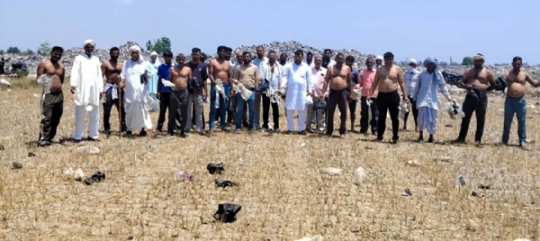 खुले डंपिंग स्टेशन के कारण खेतों में फैले प्लास्टिक व पोलिथीन एकत्रित करते किसान।