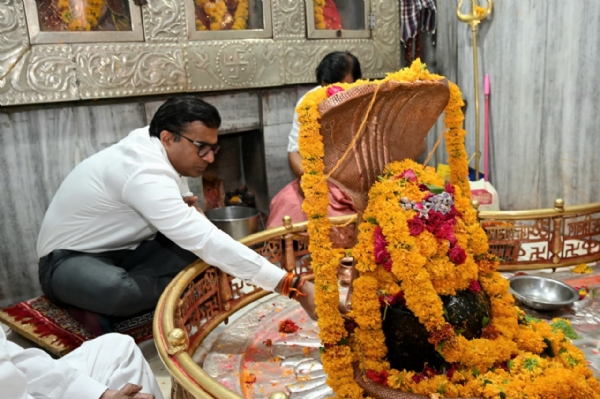Puja Archana karte hue collector