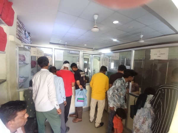 चित्तौड़गढ़ नगर परिषद में प्रमाण पत्र बनाने के लिए लगी भीड़।