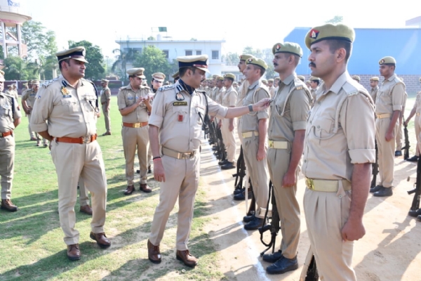 पुलिस लाइन में मार्च-पास्ट का निरीक्षण करते डीआईजी
