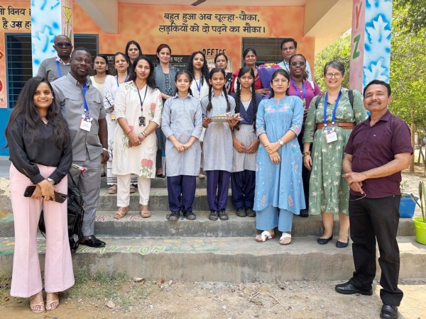 गुरुग्राम पहुंचे विदेशी प्रतिनिधिमंडल का स्वागत करते स्कूल स्टाफ व बच्चे।