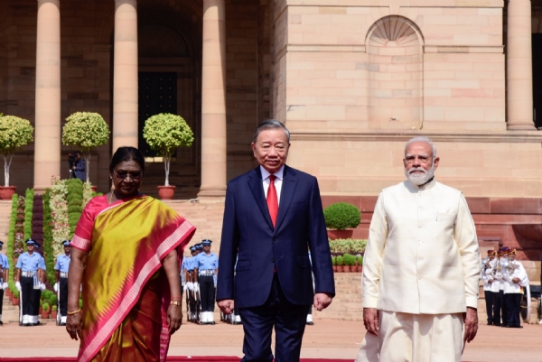 राष्ट्रपति भवन में औपचारिक स्वागत के दौरान मेहमान नेता और राष्ट्रपति एवं प्रधानमंत्री राष्ट्रपति भवन में औपचारिक स्वागत के दौरान मेहमान नेता और राष्ट्रपति एवं प्रधानमंत्री