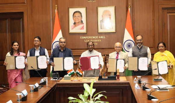 असमः राज्यपाल लक्ष्मण प्रसाद आचार्य को चुने हुए विधानसभा सदस्यों की सूची सौंपते असम के मुख्य चुनाव अधिकारी अनुराग गोयल एवं भारत निर्वाचन आयोग के प्रतिनिधि असमः राज्यपाल लक्ष्मण प्रसाद आचार्य को चुने हुए विधानसभा सदस्यों की सूची सौंपते असम के मुख्य चुनाव अधिकारी अनुराग गोयल एवं भारत निर्वाचन आयोग के प्रतिनिधि