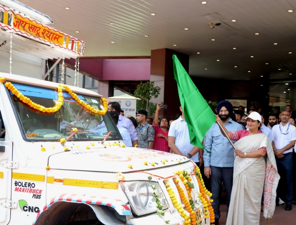 दिल्ली सचिवालय से 13 मोबाइल हीट रिलीफ यूनिट्स को बुधवार को हरी झंडी दिखाती मुख्यमंत्री रेखा गुप्ता