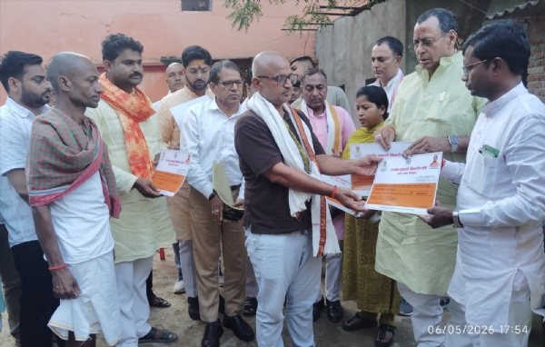 बोलेरो हादसे में पत्नी बेटा बेटी खो देने वाले प्रदीप सिंह को छ: लाख का डेमो चेक प्रदान करते विधायक रत्नाकर मिश्र व अन्य।