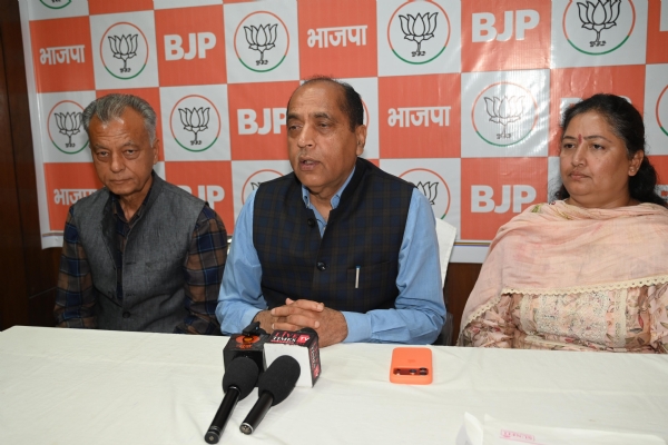 पत्रकारों से बात करते हुए जयराम ठाकुर।