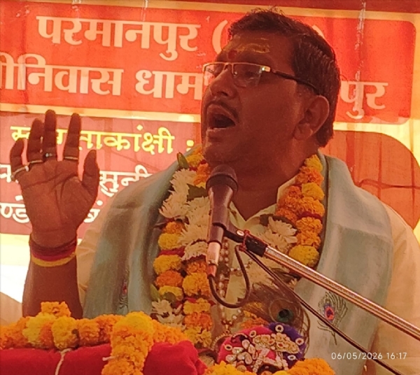 परमानपुर गांव में भागवत कथा सुनाते आचार्य विष्णुधर महराज परमानपुर गांव में भागवत कथा सुनाते आचार्य विष्णुधर महराज