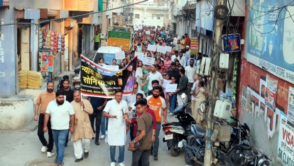 कैंडल मार्च निकालते शहरवासी।