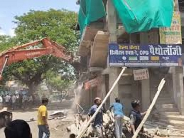 भोपाल एम्स के सामने अवैध निर्माण पर बड़ी कार्रवाई