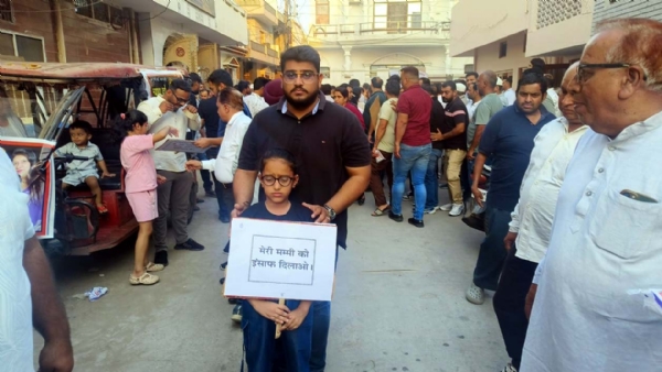 मां के लिए इंसाफ मांगती सोनिया की बेटी।
