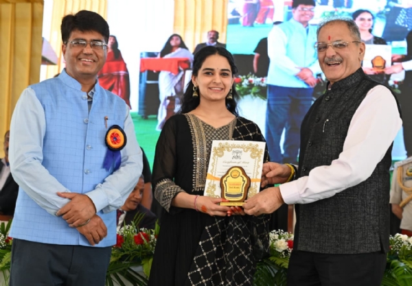 दंतचिकित्सा समारोह के दौरान राज्यपाल कविंद्र गुप्ता।