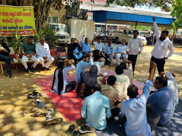 गेट मीटिंग को संबोधित करते यूनियन पदाधिकारी। गेट मीटिंग को संबोधित करते यूनियन पदाधिकारी।
