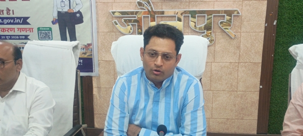 जनगणना के बारे में पत्रकारों को जानकारी देते हुए जिलाधिकारी सैमुअल पॉल एन. जनगणना के बारे में पत्रकारों को जानकारी देते हुए जिलाधिकारी सैमुअल पॉल एन.