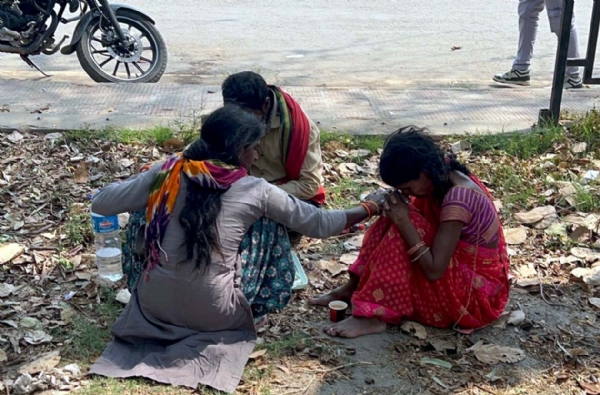 नागरिक अस्पताल में विलाप करते बच्चे के परिजन।