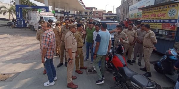 हथियार बंद बदमाशों ने दिनदहाड़े कैश वैन लूटा