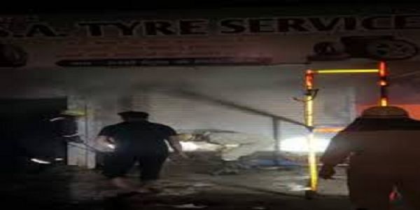 देवास नाका में भीषण आग, तड़के 3 दुकानें जलकर खाक, लाखों का नुकसान