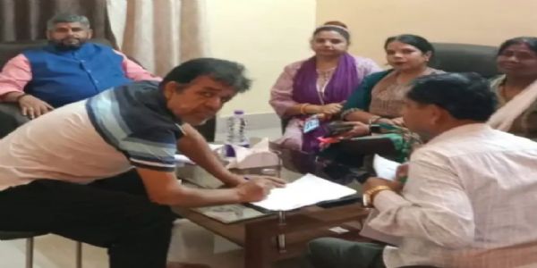 ग्राम कचहरी के न्यायमित्रों ने विधायक को सौंपा ज्ञापन