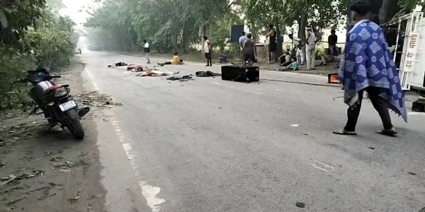 सारण में अनियंत्रित पिकअप पलटने से चार की मौत