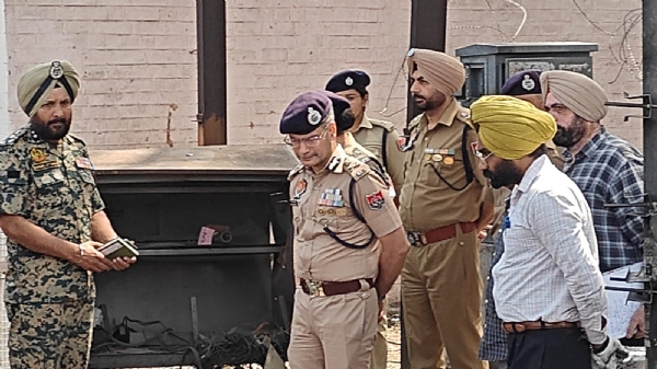डीजीपी गौरव यादव धमाके वाली जगह का जायजा लेते हुए।