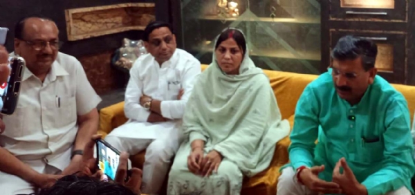 पत्रकारों से बातचीत करते कैबिनेट मंत्री कृष्ण बेदी।