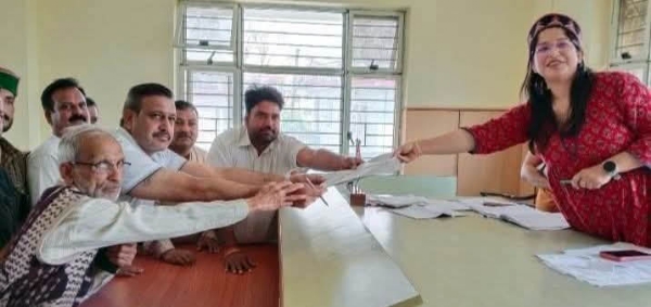 फोटोः सभी चारों उम्मीदवार नामांकन पत्र वापस लेने का फार्म चुनाव अधिकारी को सौंपते हुए।