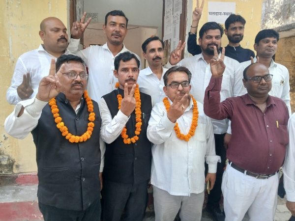 बार एसोसिएशन में विजय पदाधिकारी के फोटो