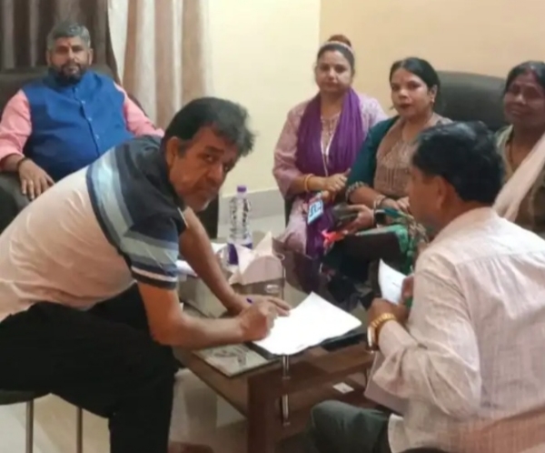 विधायक से मिलते न्यायमित्र विधायक से मिलते न्यायमित्र