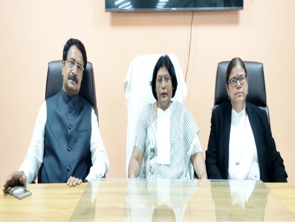 पत्रकार वार्ता के दौरान जानकारी देते न्यायधीश