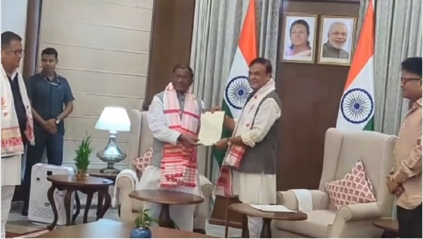 असमः मंगलवार को राज्यपाल लक्ष्मण प्रसाद आचार्य को मुख्यमंत्री पद का इस्तीफा पत्र सौंपते डॉ. हिमंत बिस्व सरमा