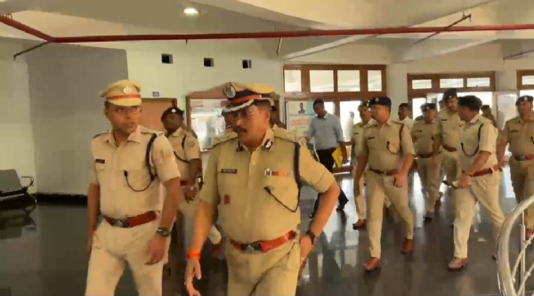 धनबाद समाहरणालय में एसएसपी संग आईजी शैलेन्द्र कुमार सिन्हा