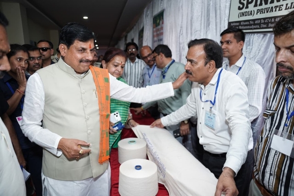 मुख्यमंत्री डॉ.मोहन यादव ने बुराहनपुर में उद्यमी संवाद कार्यक्रम में उद्यमियों से संवाद किया मुख्यमंत्री डॉ.मोहन यादव ने बुराहनपुर में उद्यमी संवाद कार्यक्रम में उद्यमियों से संवाद किया