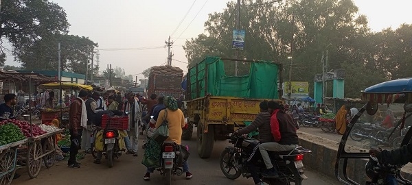 मप्र के भांडेर में हाईवे किनारे सब्जी मंडी से जाम की समस्या, दिनभर रेंगता रहता है ट्रैफिक