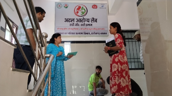 ट्रामा यूनिट के अटल आरोग्य लैब का निरीक्षण करते हुए डिप्टी कलेक्टर डा कल्पना ध्रुव सहित स्वास्थ्य विभाग के अधिकारी।