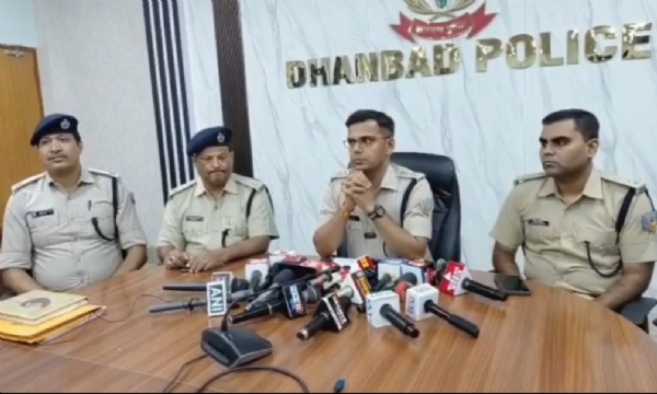 जानकारी देते एसएसपी एवं अन्य पुलिस पदाधिकारी
