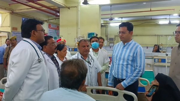 डीएम सैमुअल पॉल एन जिला अस्पताल में भर्ती मरीजों से जानकारी लेते हुए