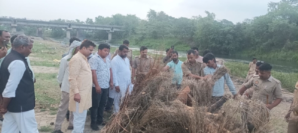 फोटोमुख अग्नि देते पत्नी को पति पुलिस कस्टडी में