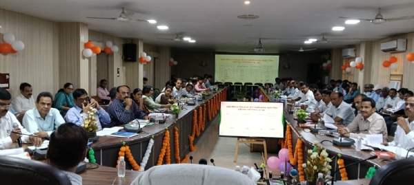 बरेली के विकास भवन सभागार में गौ आश्रय स्थलों की समीक्षा बैठक को संबोधित करते अपर निदेशक पशुपालन डॉ. संजय श्रीवास्तव।