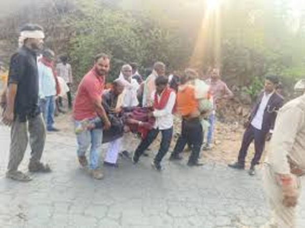 बगदरा घाटी में बारातियों से भरी बस पलटी