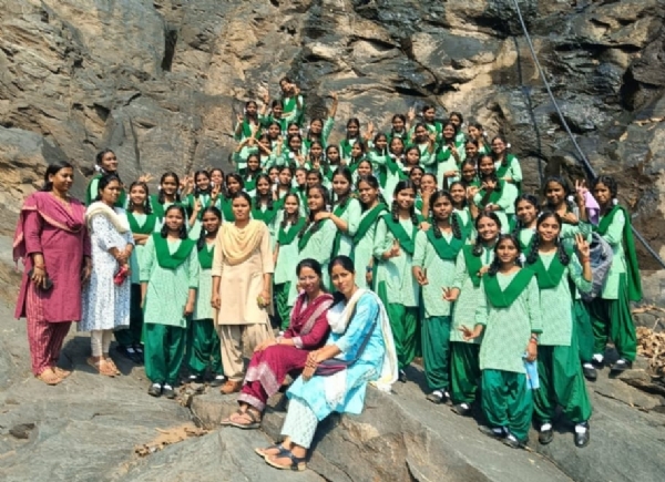 विद्यालय की छात्राएं