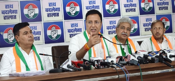 कांग्रेस नेता रणदीप सुरजेवाला व कांग्रेस अध्यक्ष राव नरेंद्र पत्रकाराें से बातचीत करते हुए
