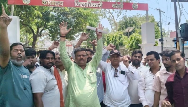 जिलाधिकारी कार्यालय पर प्रदर्शन करते हिंदू महासभा के कार्यकर्ता, जिमों के खिलाफ कार्रवाई की मांग को लेकर सौंपा ज्ञापन