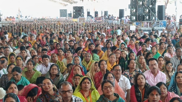 कथा सुनते हुए लोगों की भीड़