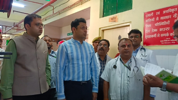 डीएम सैमुअल पॉल एन जिला अस्पताल के बारे में सीएमएस और डॉक्टर से जानकारी लेते हुए