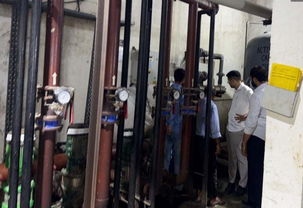 गुरुग्राम में द्वारका एक्सप्रेसवे किनारे बनीं सोसायटियों में एसटीपी की जांच करती हरियाणा राज्य प्रदूषण नियंत्रण बोर्ड की टीम।