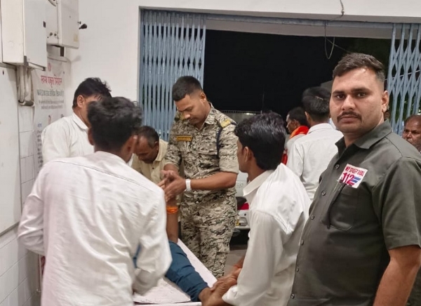 टीकमगढ़: डायल 112 के जवानों ने शादी समारोह में करंट से घायल हुए युवक को तत्काल पहुंचाया अस्पताल