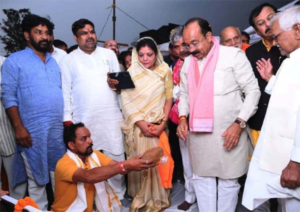 उप मुख्यमंत्री साव विकास कार्यों का लोकार्पण और भूमिपूजन करते हुए