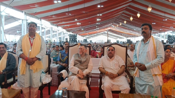 कथा में पहुंचे राज्यपाल सहित अन्य