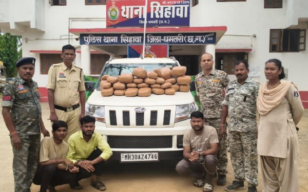 जब्त गांजा के साथ गिरफ्तार तीन अंतरराज्यीय तस्कर व पुलिस।