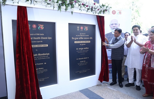 राष्ट्रव्यापी वार्षिक स्वास्थ्य जांच पहल का शुभारंभ करते डॉ. मनसुख मांडविया राष्ट्रव्यापी वार्षिक स्वास्थ्य जांच पहल का शुभारंभ करते डॉ. मनसुख मांडविया